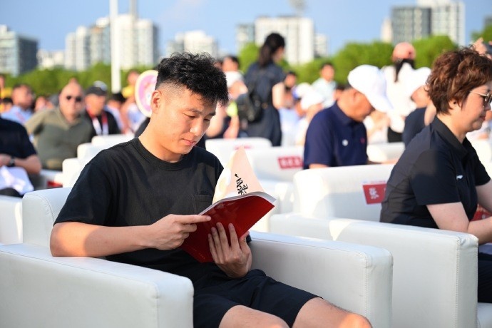开云体育高赔率-记者：武磊现身上海中学生足球赛活动，他仍然在伤势康复阶段