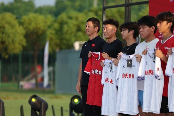 开云体育高赔率-记者：武磊现身上海中学生足球赛活动，他仍然在伤势康复阶段