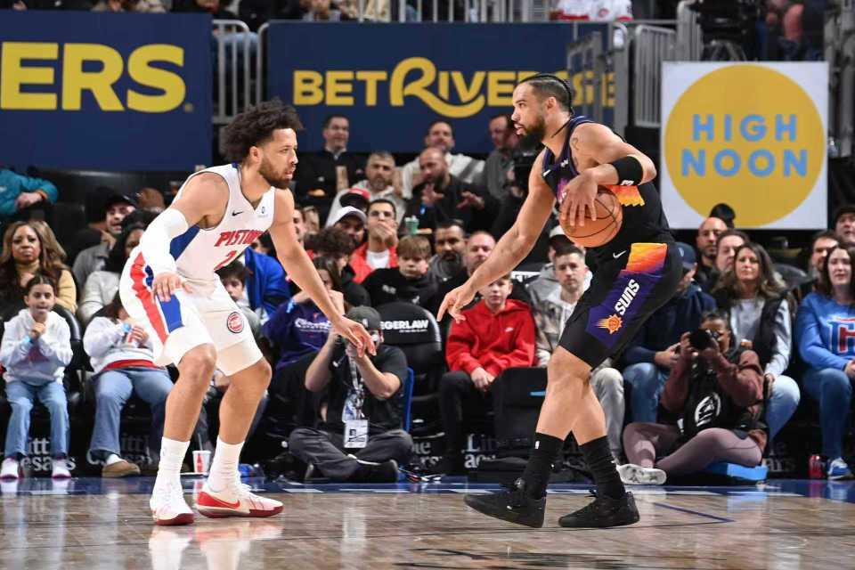 开云体育高赔率-巩固东部第一！布克伤停活塞16分逆转太阳 狄龙6犯阿伦33分