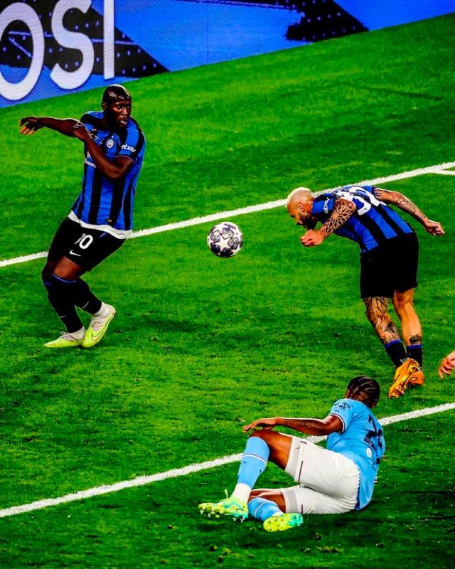 1686443841683047641.jpg 云开体育app下载-“杵桩王”挡出国米黄金机会,卢卡库又成决赛绊脚石