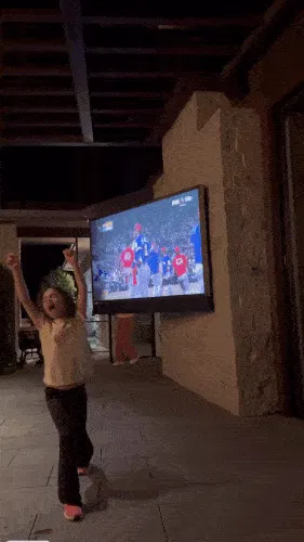 家庭日！霍福德妻子分享全家在一起观看棒球转播的影片